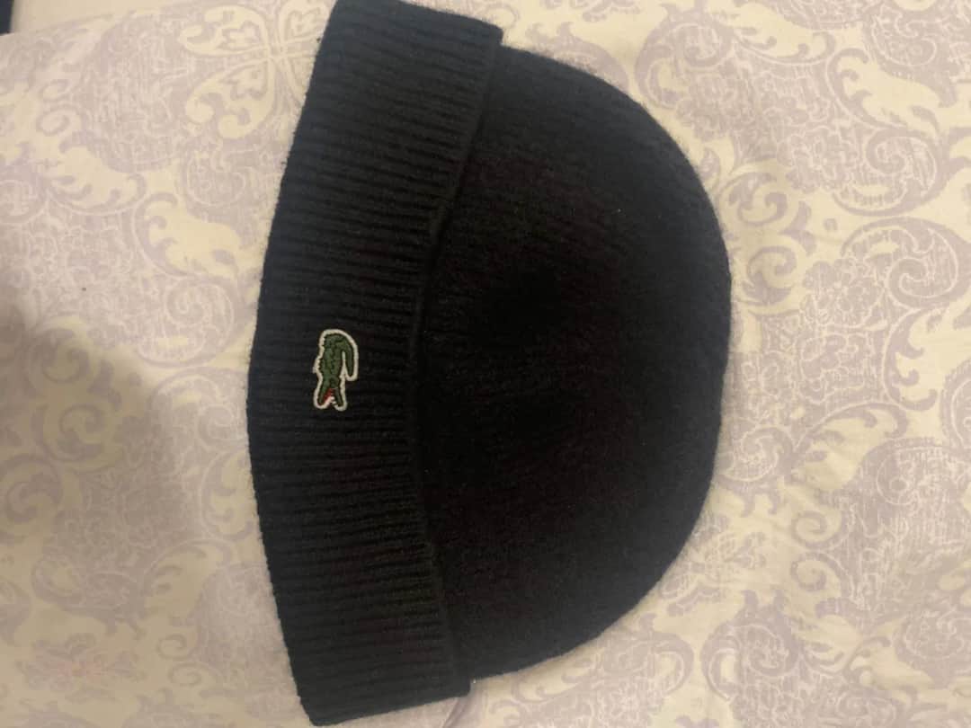 Schwarze Lacoste Mütze: Stilvoll tragen, Fälschungen erkennen